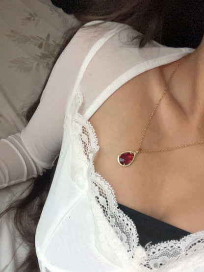 Scarlet Kiss Pendant